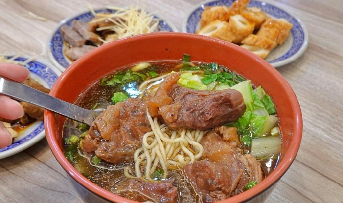 瑞芳車站美食廣場終極指南：在地人私藏攤位與必吃清單