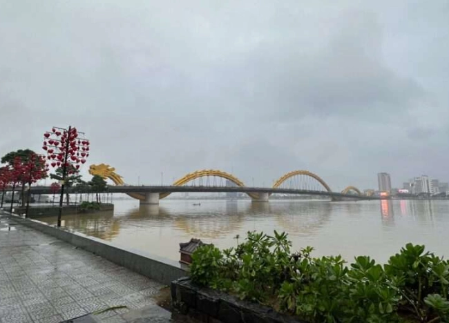 峴港雨天行程